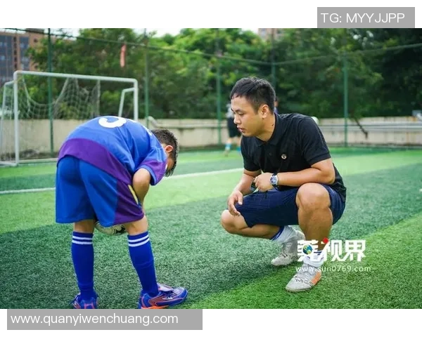 阳光下的足球明星展现青春活力与梦想追逐的完美瞬间